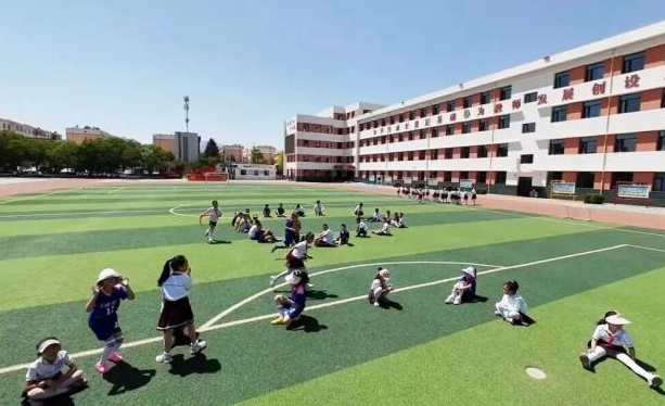 讲述前辈故事学生们聚精会神地听着目光中充满了对英雄的敬仰 讲述前辈故事学生们聚精会神地听着目光中充满了对英雄的敬仰