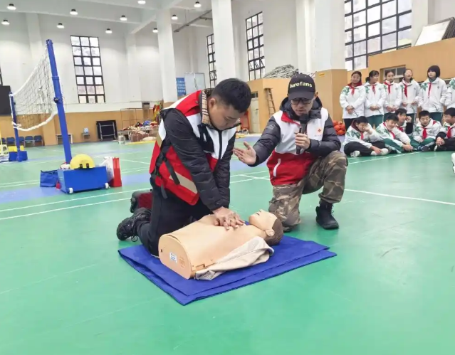 创新构建课程讲堂点评三擎驱动育人模式逐步构成一体化育人格式